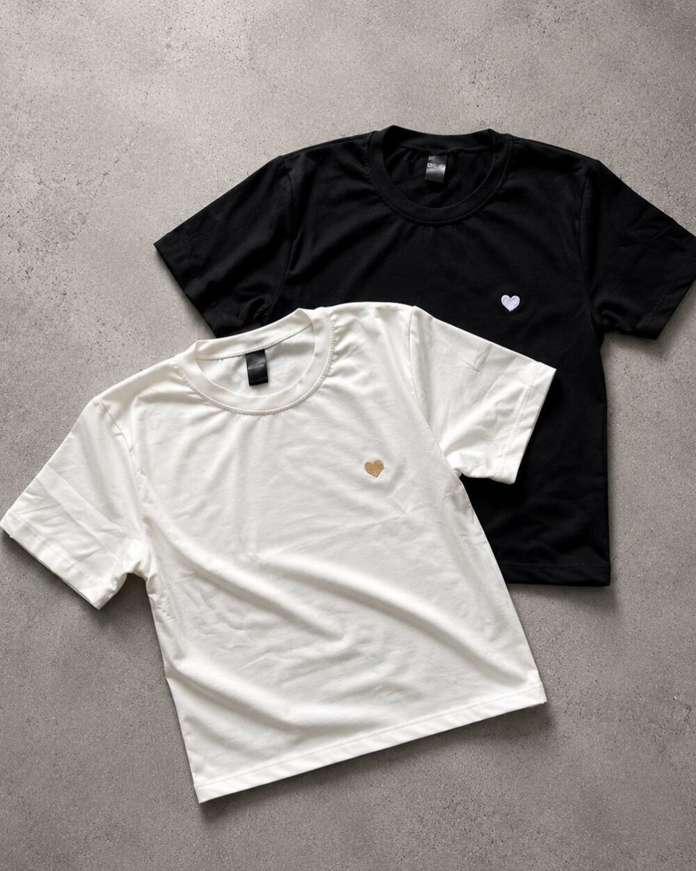 Remera bordada corazon